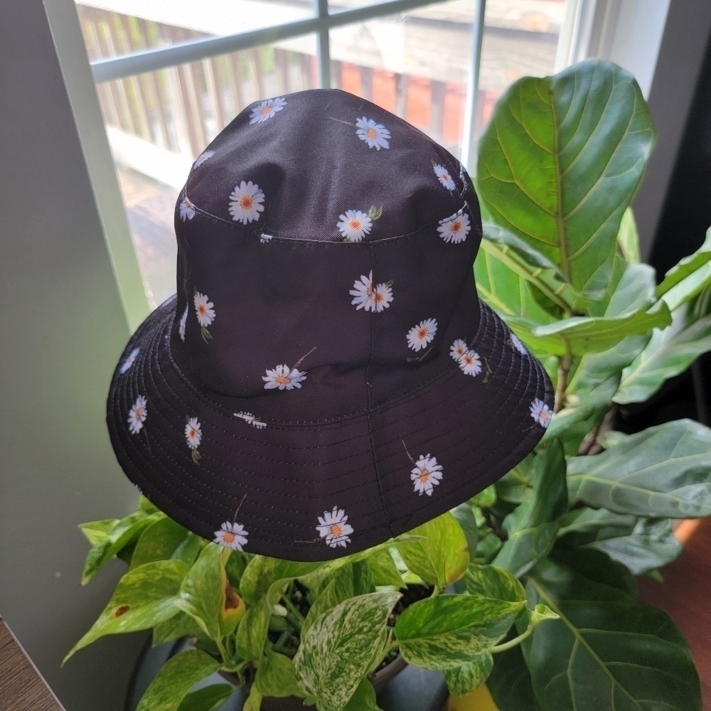Alice + Olivia daisy bucket hat